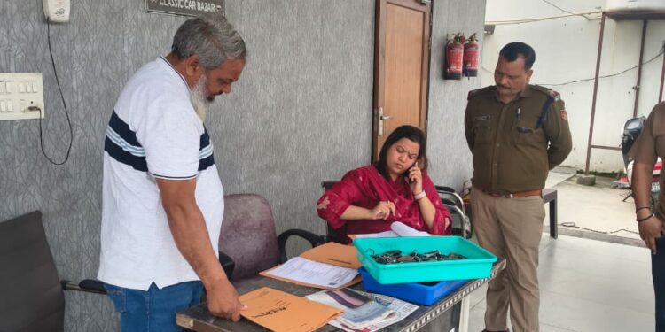 देहरादून में प्री-ओन्ड कार डीलरों पर परिवहन विभाग की कार्रवाई, कई प्रतिष्ठानों को नोटिस